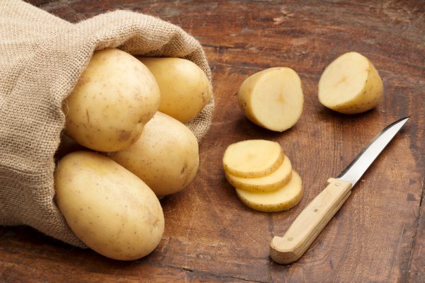 Картофель и нож на столе