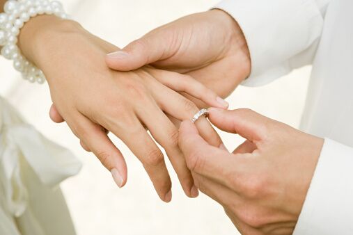 Безымянный палец - символ брака