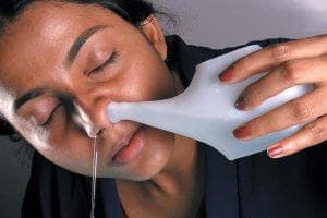 промывание носа с помощью груши
