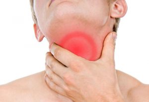 Опухоли тоже могут стать причиной серьезных болей в горле, при этом визуально их может быть даже и не видно