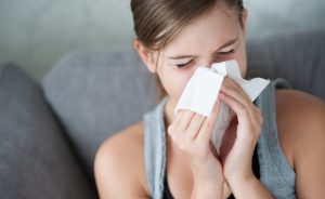 Обычная простуда или насморк часто становятся причиной заложенности ушей у взрослых и детей
