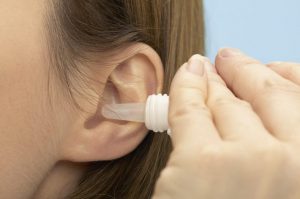 Врачи также часто назначают сосудосуживающие капли в ухо, например, препарат Назол