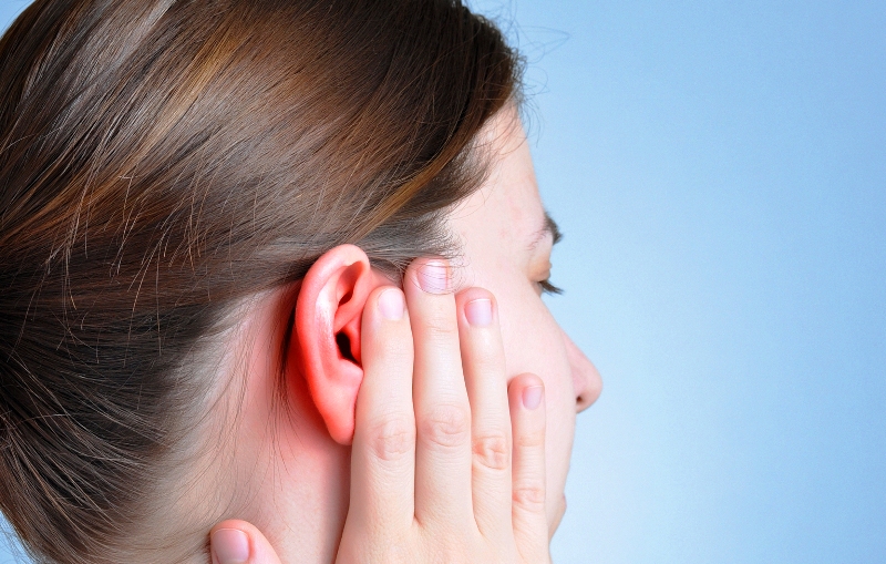 Уши могут болеть от совершенно разных причин